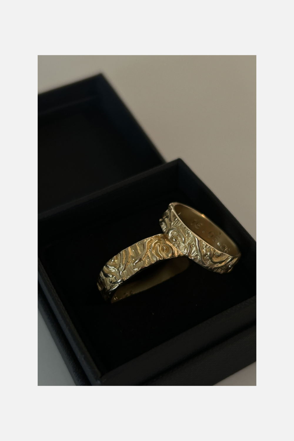 Wedding rings in yellow gold